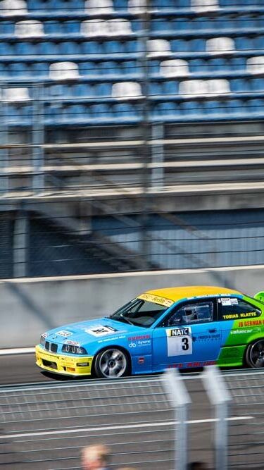 BMW-Rennwagen_faehrt_schnell_auf_dem_Lausitzring