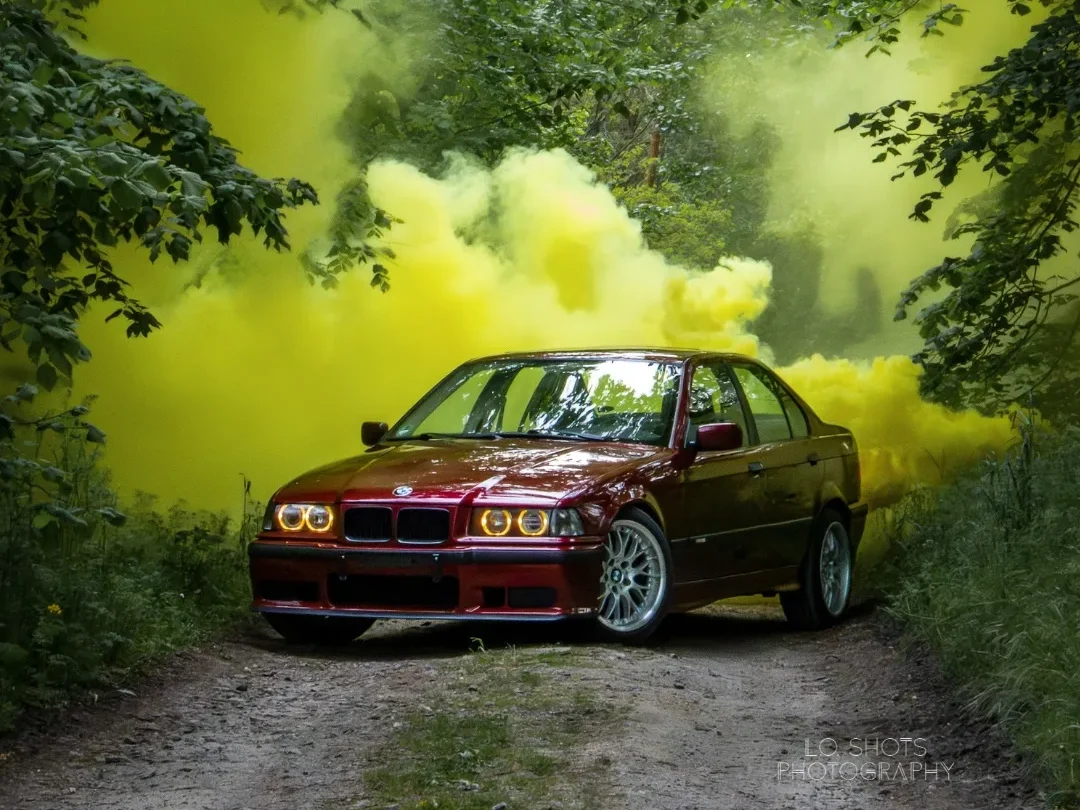 Fahrzeugfotografie_roter_BMW_E36_vor_gelbem_Rauch