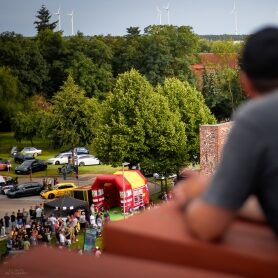 portraitfotografie_rueckenansicht_zweier_maenner_auf_einem_turm